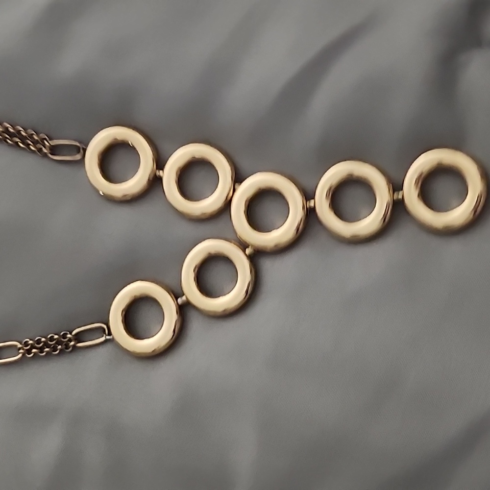 Elegant Gold Circle Pendant Necklace - Picture 3 of 4